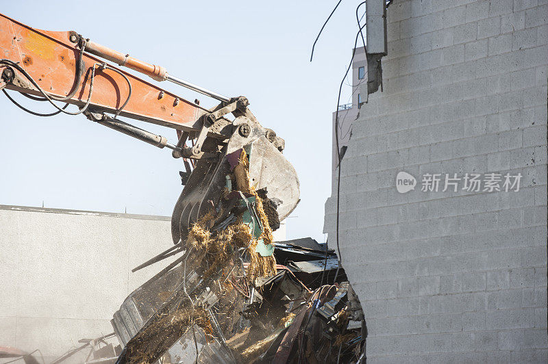 用大型机器拆除建筑物。