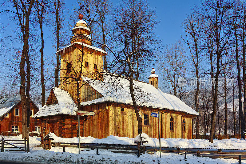 波兰Zakopane的古老木制教堂