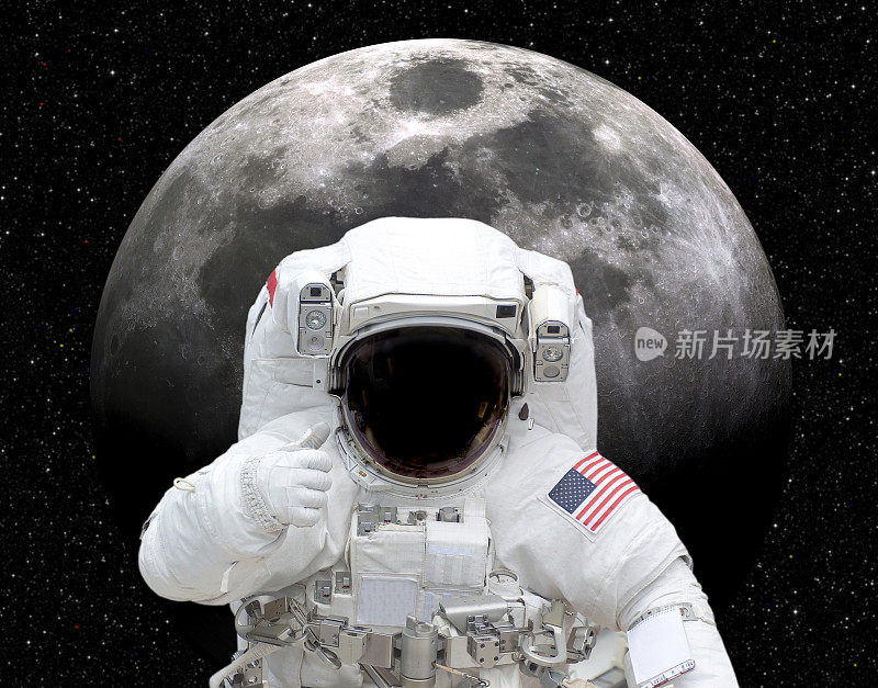 太空宇航员对月球竖起大拇指