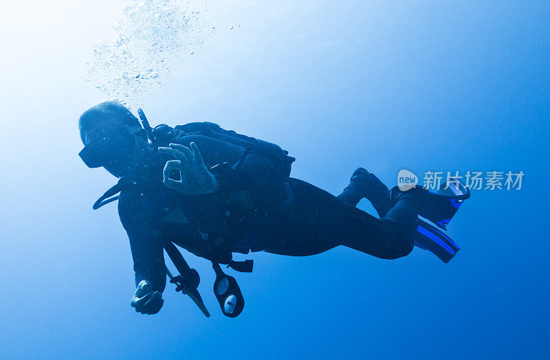 潜水。戴水肺的潜水员在水下。