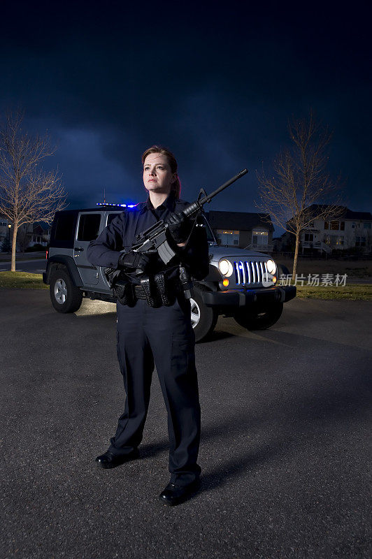 在郊区，一名手持突击步枪的女警官