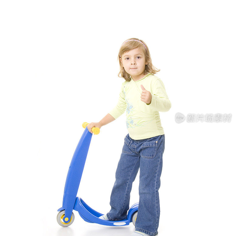小女孩骑着滑板车