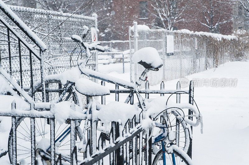 自行车在雪下，水平。