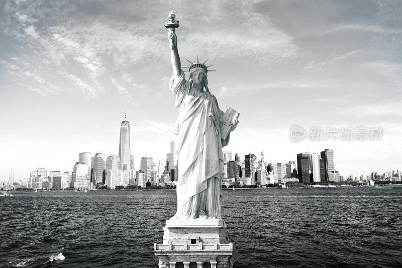后面是纽约天际线的自由女神像
