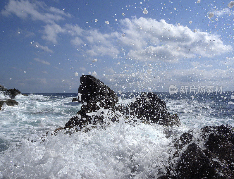 海浪拍打着礁石