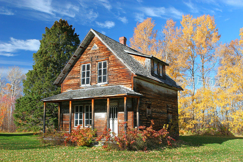 在色彩缤纷的秋天，废弃的老房子