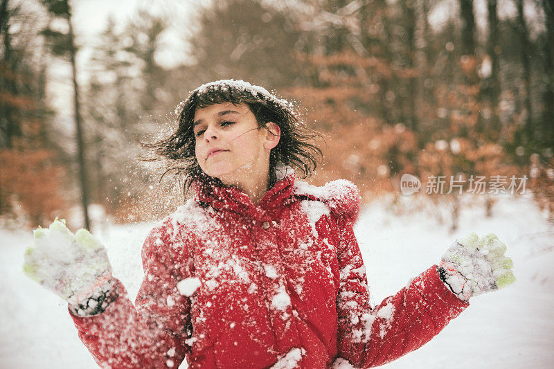 十几岁的女孩在冬天的森林里玩雪