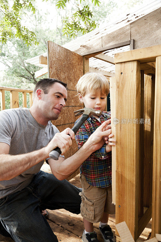 父亲和儿子一起建造一个树屋