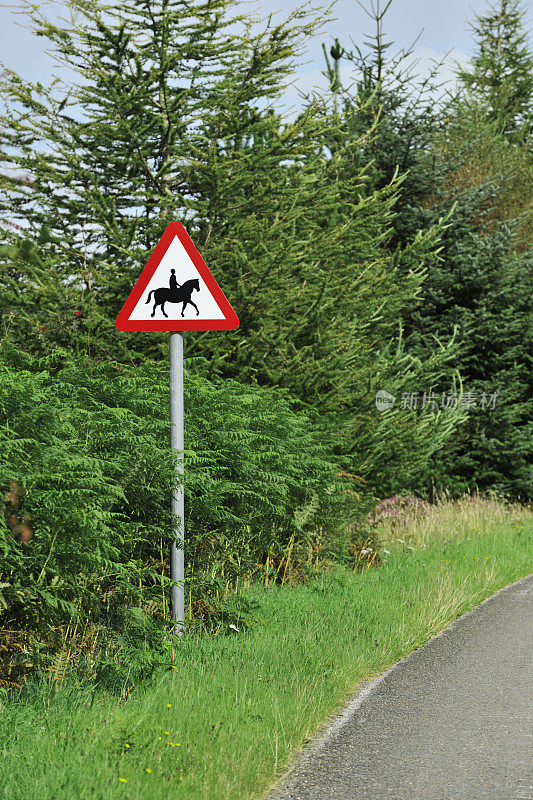 苏格兰乡村道路上的警告路标