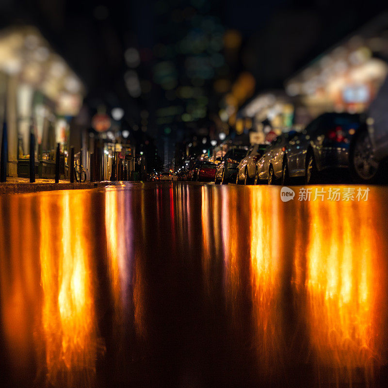 路易斯安那州新奥尔良波旁街的雨夜