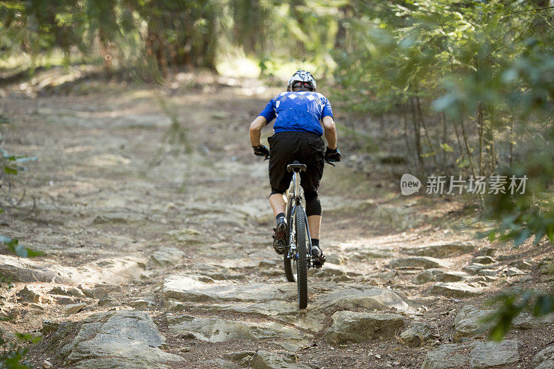 一个男人正在做极限山地自行车通过