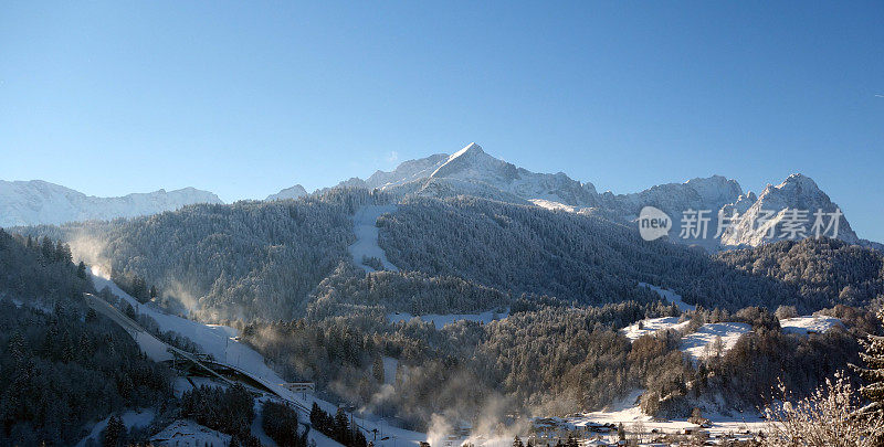俯瞰冬天的Garmisch-Partenkirchen