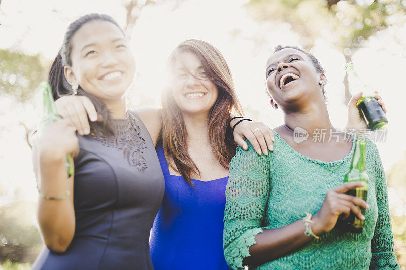 三个年轻女人在公园玩得很开心