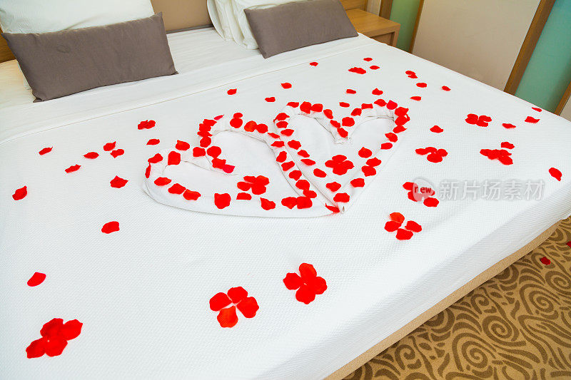 新娘床的心形由玫瑰花瓣