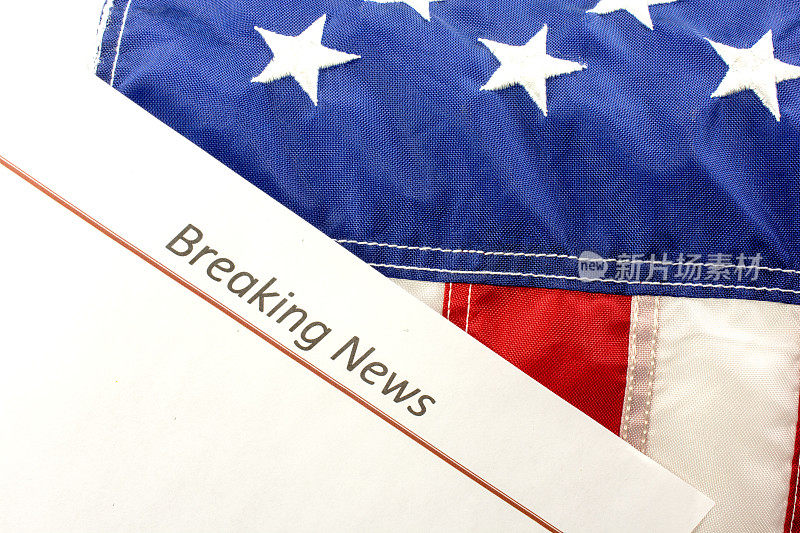美国国旗和突发新闻在纸上和拷贝空间
