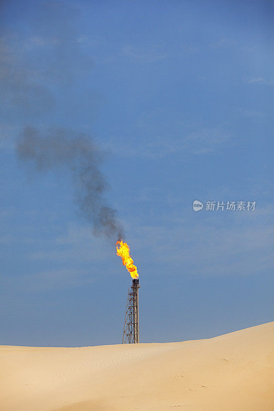 气体在沙漠中燃烧