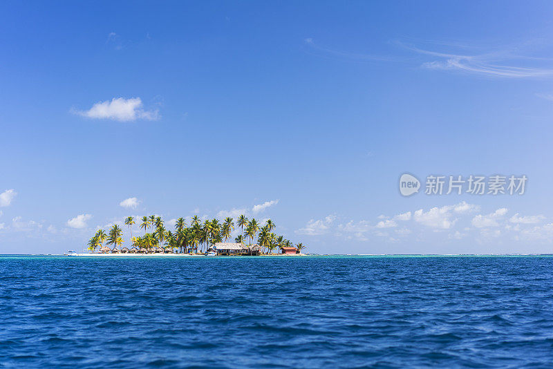 从加勒比海的船上看绿松石海和岛屿