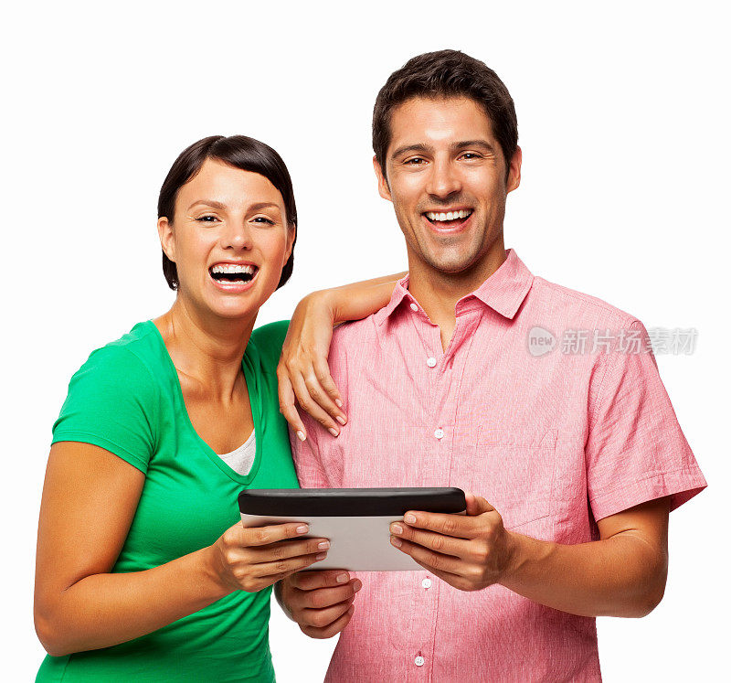 幸福的夫妇持有数字平板电脑-孤立