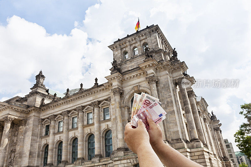 欧元纸币在德国国会大厦发行