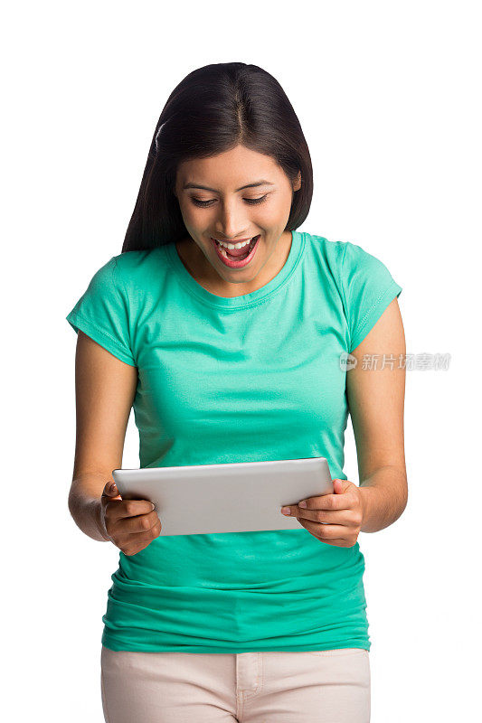 兴奋的女人使用数字平板电脑