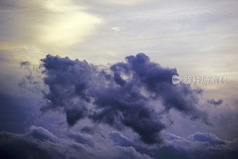 大片紫色的云与天空中的拷贝空间