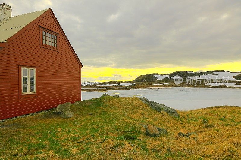 挪威:日落时哈丹格的红色Rorbu谷仓，挪威引人注目的风景，斯堪的纳维亚-北欧国家