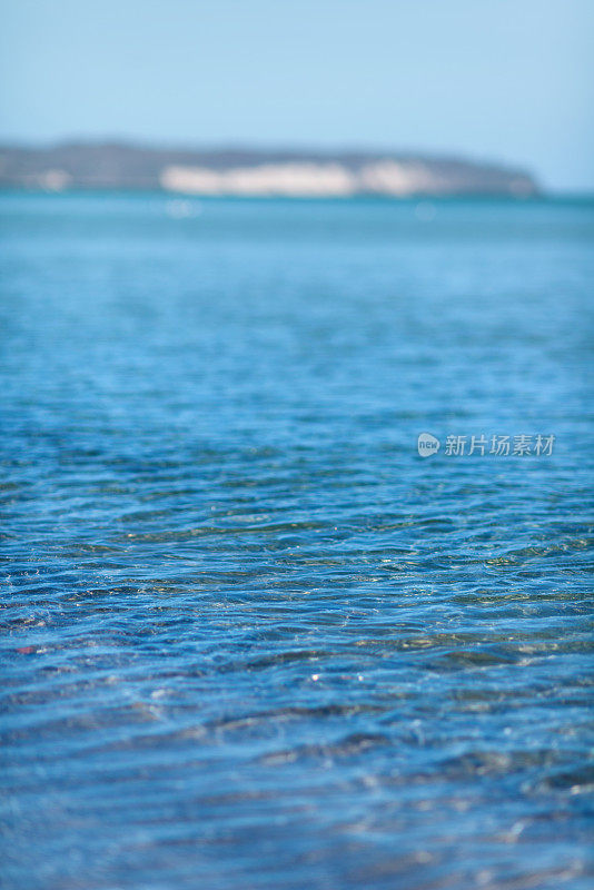 选择性聚焦――波罗的海的蓝色海水，地平线上有白垩岩