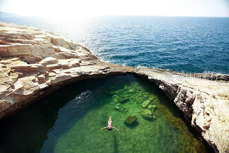 希腊萨索斯岛的天然游泳池吉奥拉