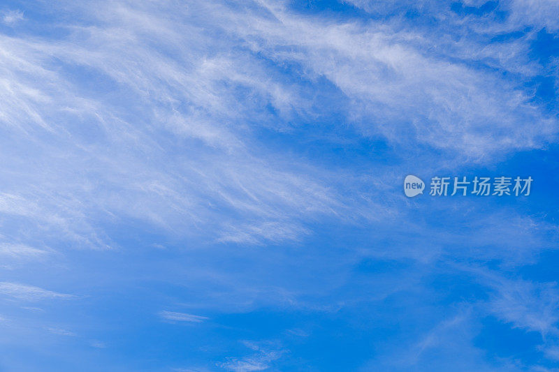 夏天的天空是蓝色的，有卷云。