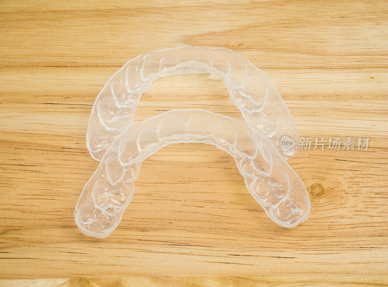 透明牙固定器或透明牙固定器放在桌上的木架上