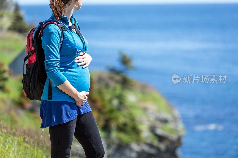 快乐活跃的孕妇在夏天徒步旅行