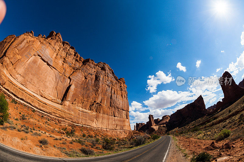 炙热的阳光照在砂岩山和沙漠景观上