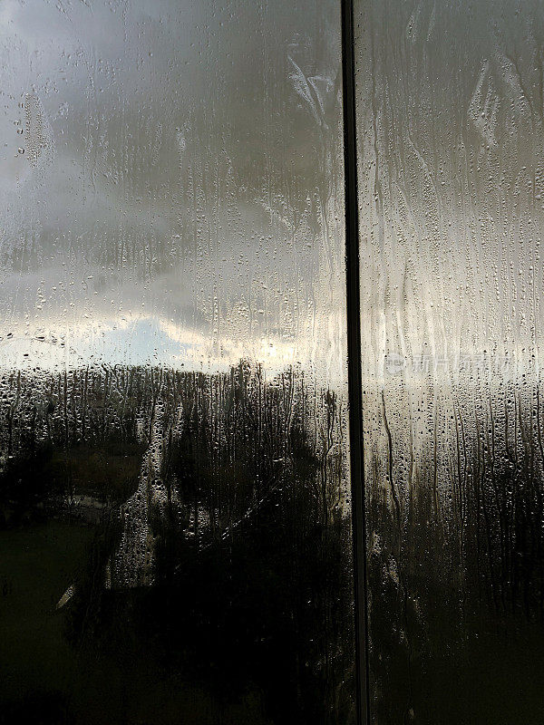 冬天和水汽在窗户上