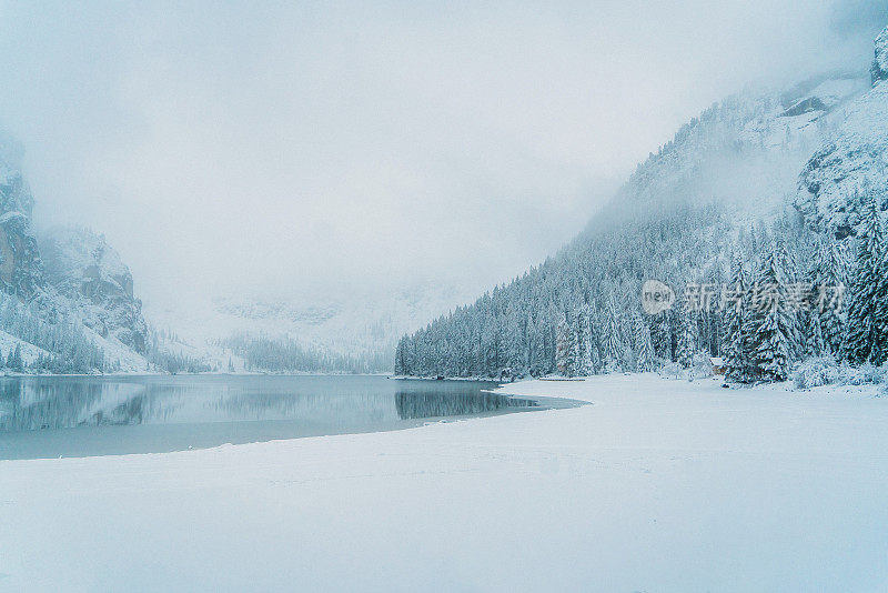 冬季布雷斯湖的风景