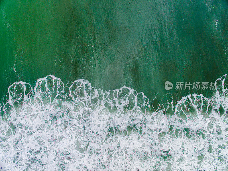 海浪粉碎海岸的鸟瞰图。