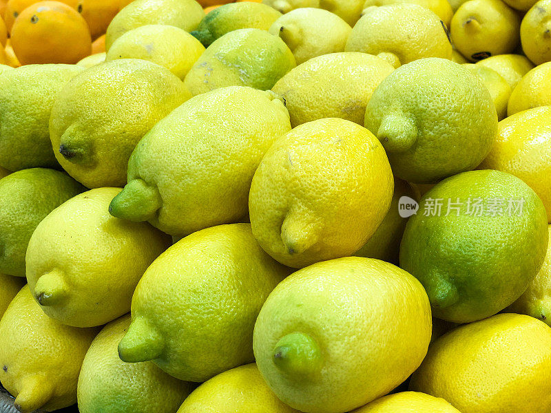 超市里的一堆柠檬