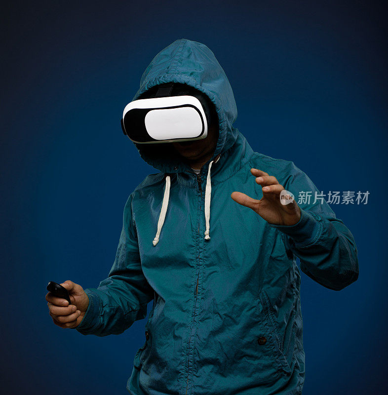用VR眼镜的年轻人。戴着虚拟现实眼镜的男人在做手势。