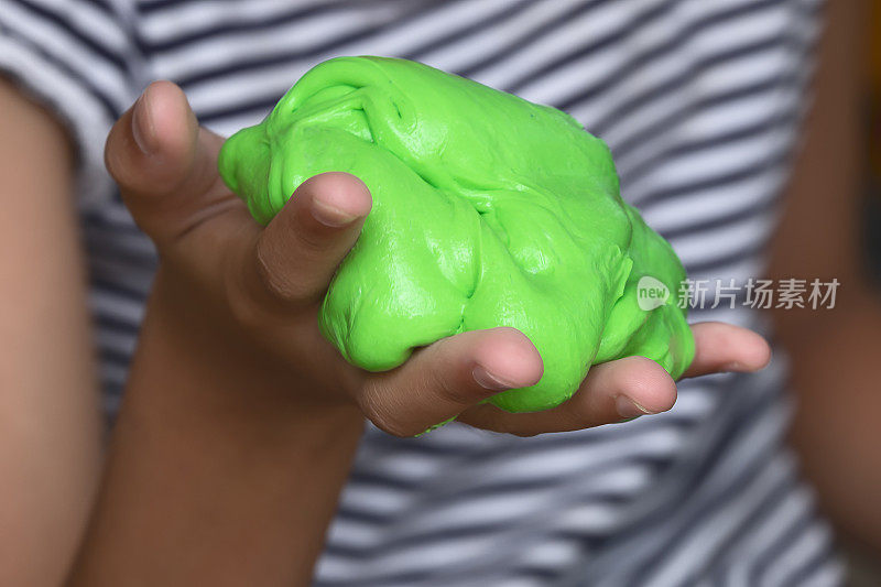 儿童玩的手工玩具叫做黏液，实验科学方法