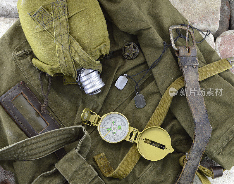 士兵的烧瓶，指南针和其他军事工具