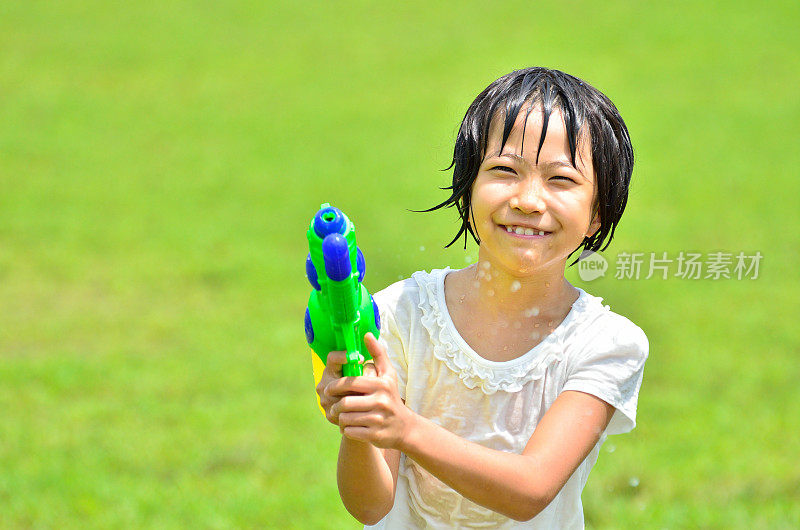 水鉄砲で遊ぶ女の子(芝生広場)