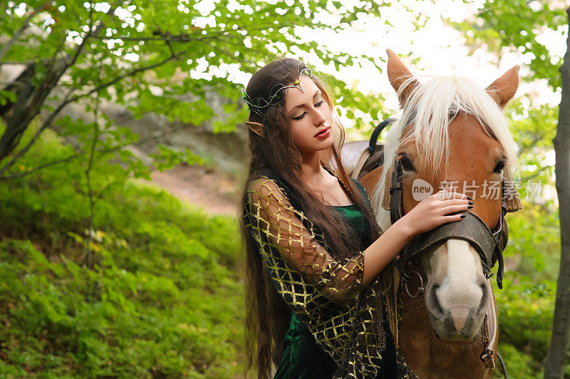 森林里的女精灵和她的马