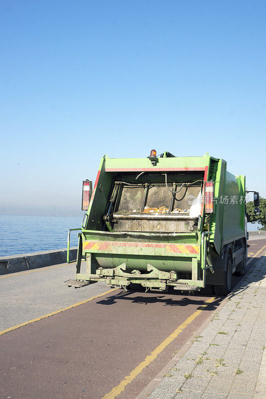 海边垃圾车