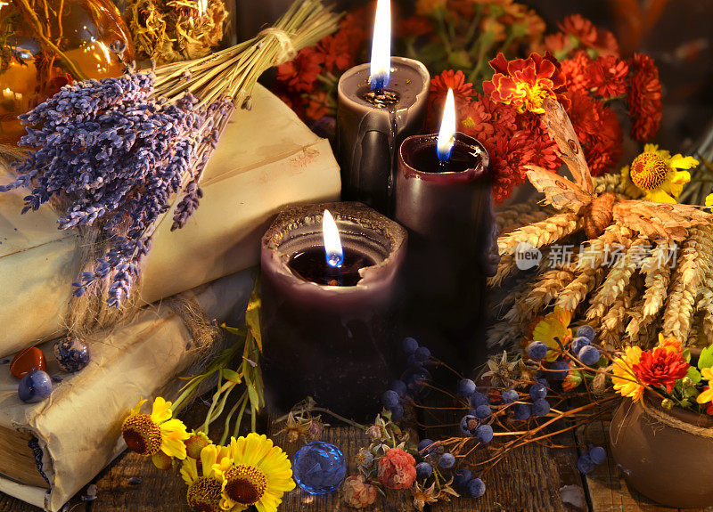 薰衣草束，治疗药草，花，浆果和黑蜡烛