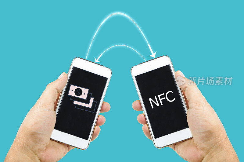 两款现代智能手机在屏幕上，NFC无线电波在外面。
