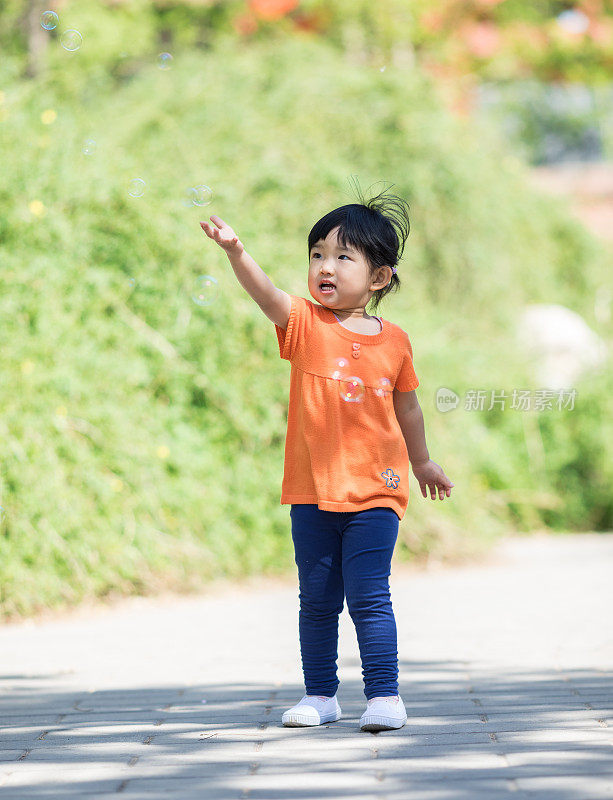 可爱的小女孩抓泡泡