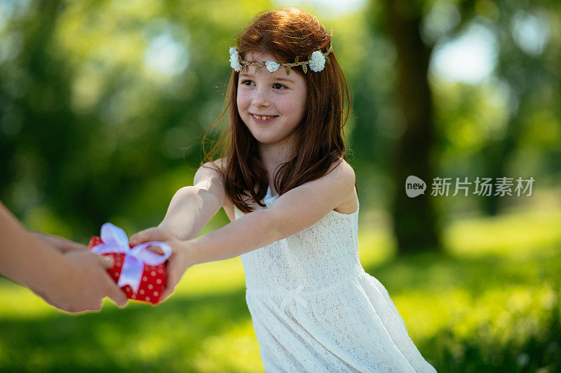 漂亮的红头发女孩正在过生日