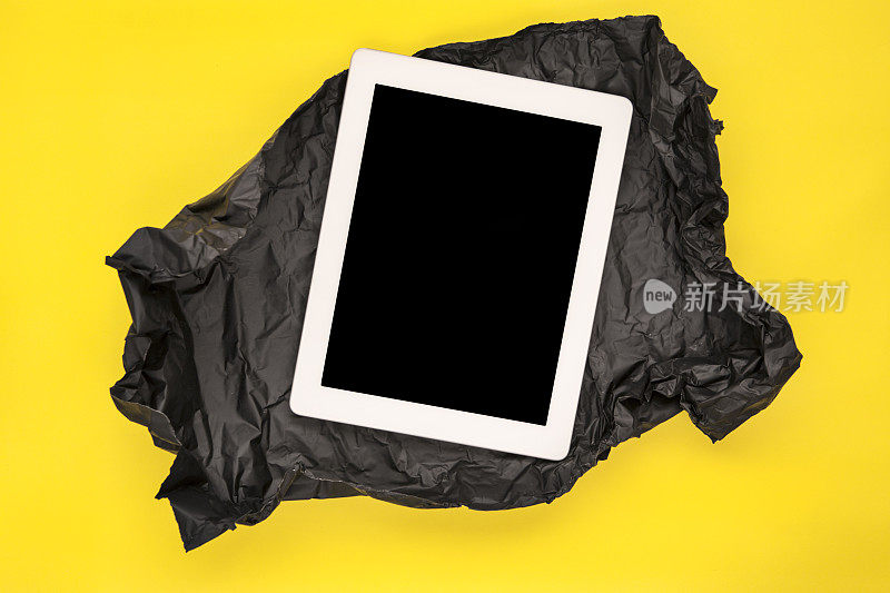 数字平板电脑黑色包装纸黄色背景