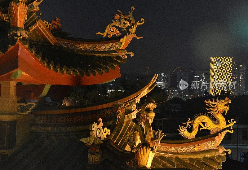 中国福建省鼓浪屿阳光岩寺，龙在夜间