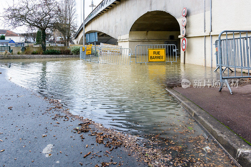 临时门上安装的黄色路标显示，在一个被马恩河洪水淹没的隧道前，交通分流。路牌上写着“改道”和“路0点封闭”