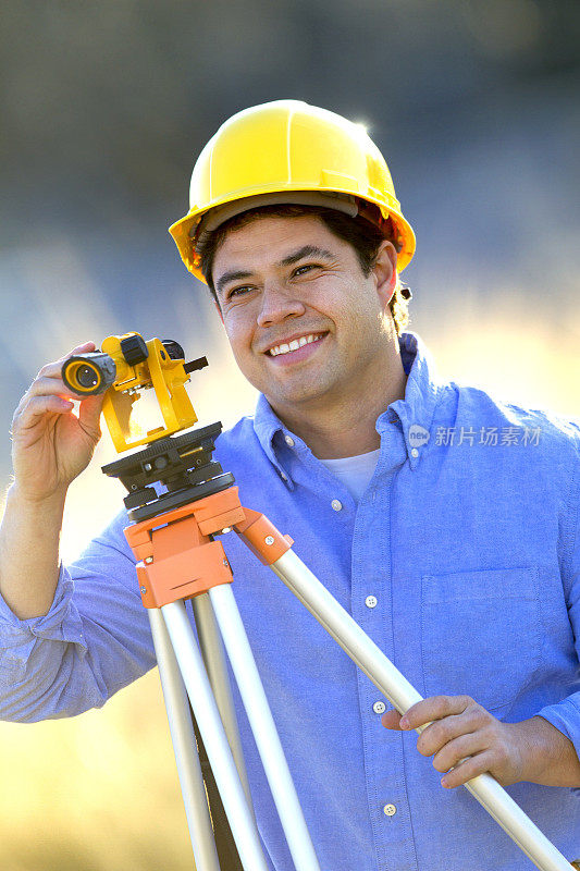 西班牙建筑工人使用测量设备